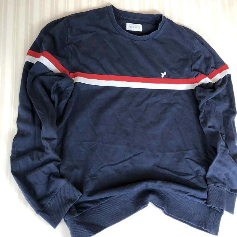 Crewneck B Pier One bleumarin cu dungi roșii albe – preppy casual vintage S